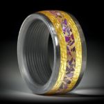 Fingerring Sugilith in Broncematrix, Seiten aus Glasfaser mit Blattgold und Karbon