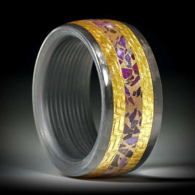 Fingerring Sugilith in Broncematrix, Seiten aus Glasfaser mit Blattgold und Karbon
